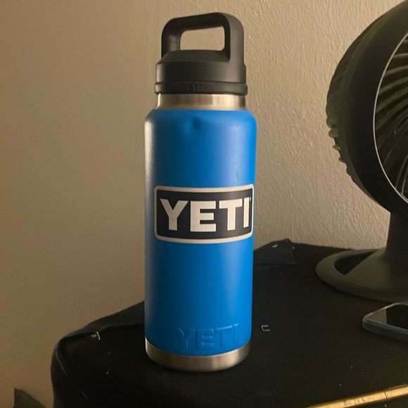 Blue yeti thermal like new only one tiny dent at the top